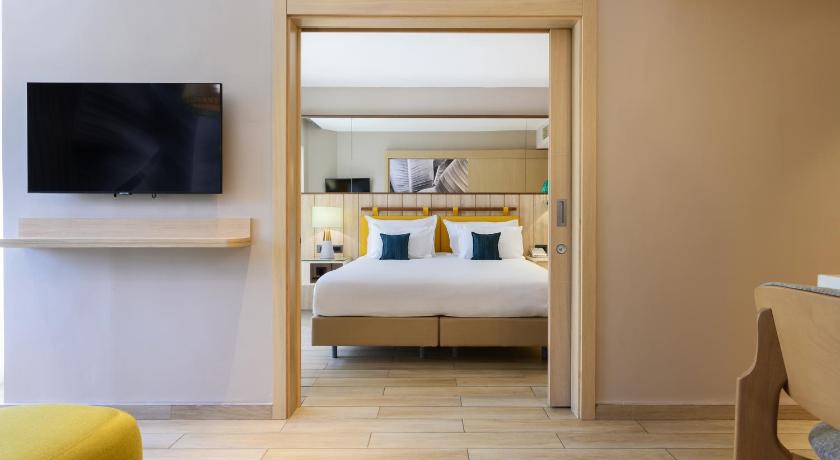 Image of Family Suite with Pool Access 6