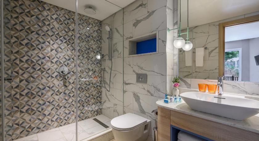 Image of Family Suite with Pool Access 2