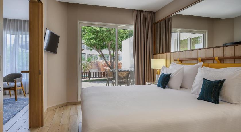 Image of Family Suite with Pool Access 3