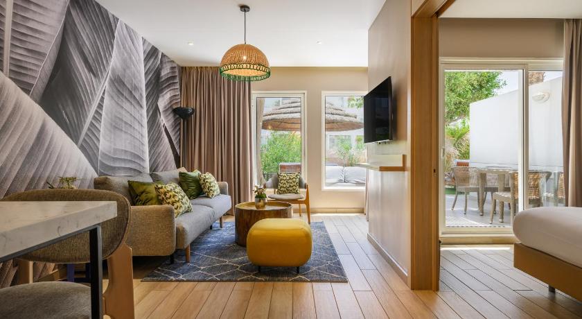 Image of Family Suite with Pool Access 4