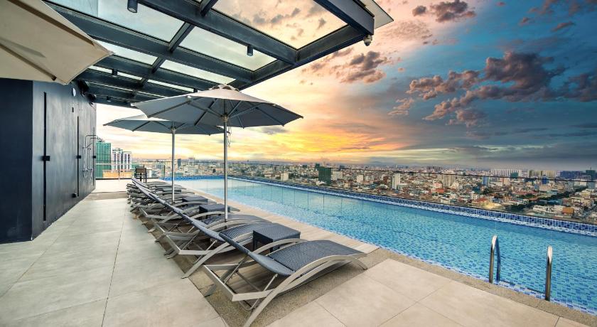 Swimming pool, Luxcity Hotel & Apartment in Phnom Penh