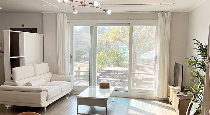Jeju Gla Aewol 4-Star Accommodation suite