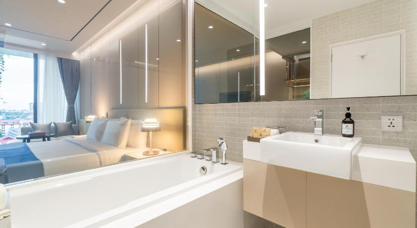 Image of Deluxe Ocean View King 2