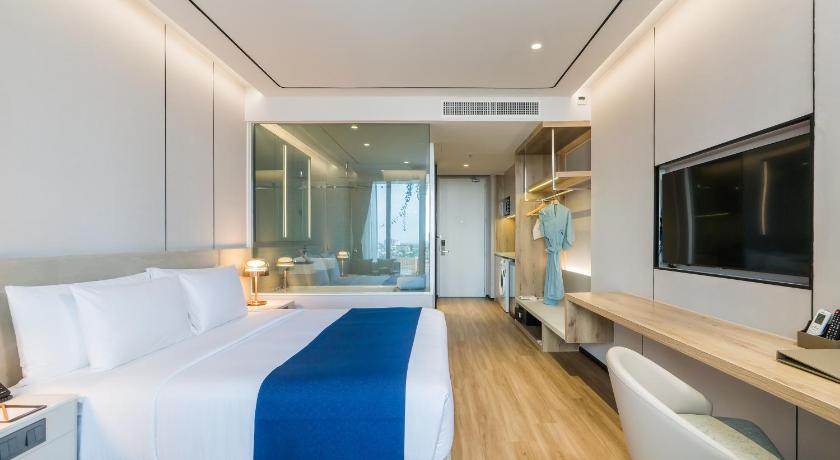 Image of Deluxe Ocean View King 7