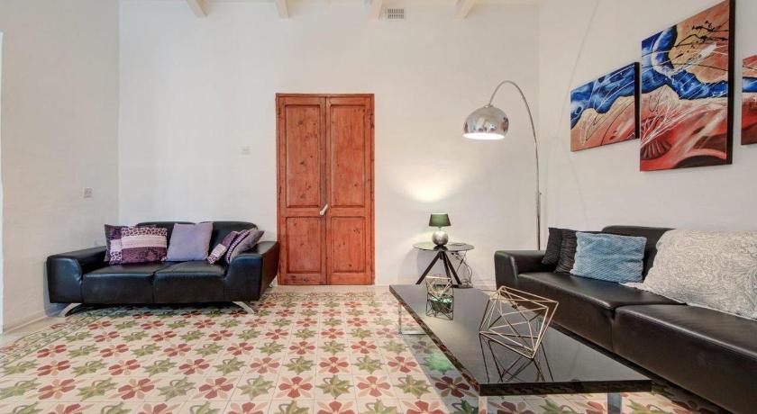 Valletta 2 bedroom sleeps 6 apartment walking distance to centre and the sea photo