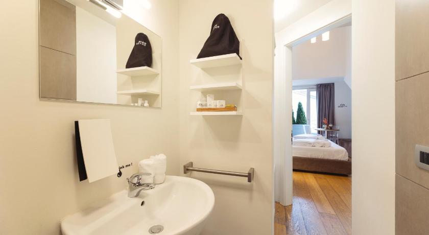 HEART OF TRENTO 2 apartments photo