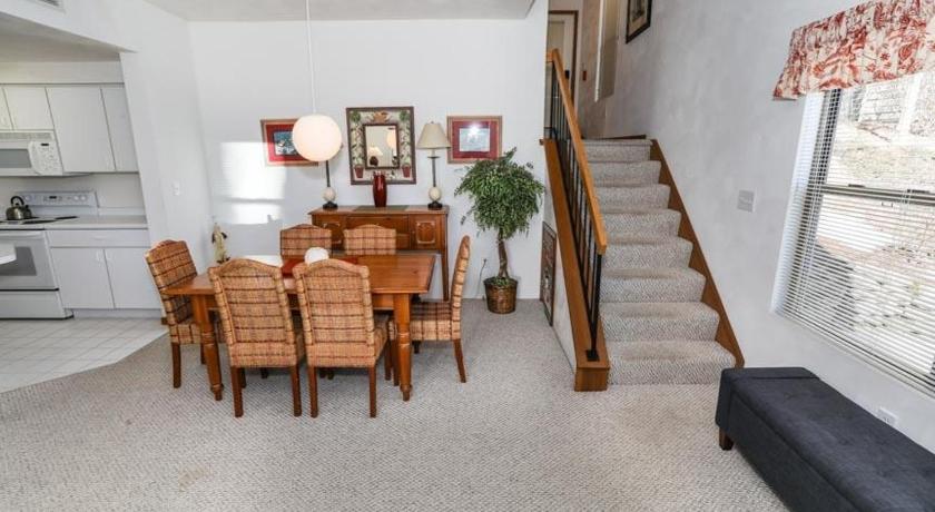 챔피언 Seven Springs Stonegate 2 Bedroom Standard Condo, Ski-In Out, Sleeps 8! condo 4성급 숙소 객실