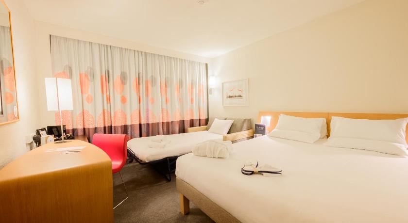 Image of Executive Room with 1 Queen Bed and a Sofa Bed 4
