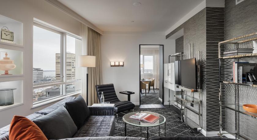 Image of Suite with Club Floor Access - High Floor 0