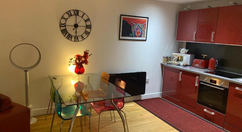 Stunning Spacious City Apartment with free parking photo