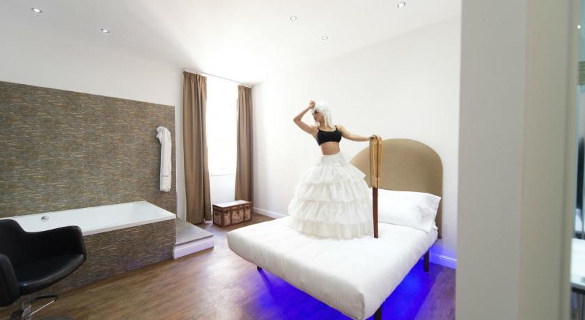 Image of Suite with Spa Bath 7
