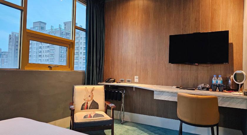 Modern Inn - image 37