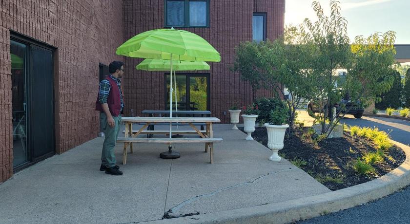 Super 8 By Wyndham Plattsburgh photo