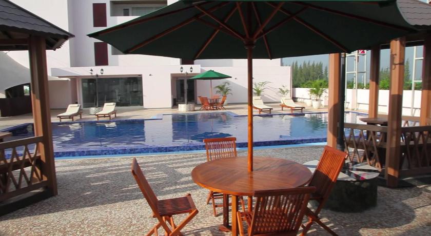 Swimming pool, Sakura Park Hotel and Residence in Cikarang