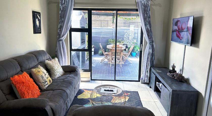 Cosy Family Home with BBQ Area and Stunning Patio — Hotel in Cape Town