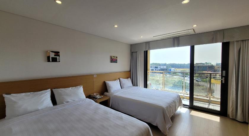 Image of Standard Double with 2 Double Beds 5