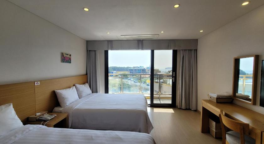 Image of Standard Double with 2 Double Beds 4