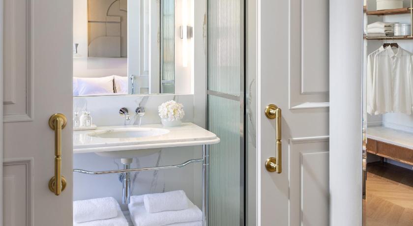 Image of Deluxe Room 12