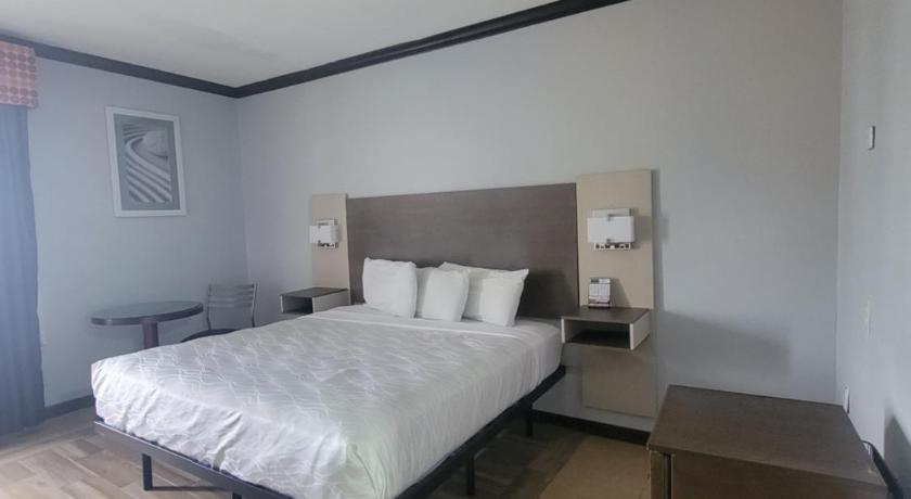 Blue Bay Inn and Suites photo