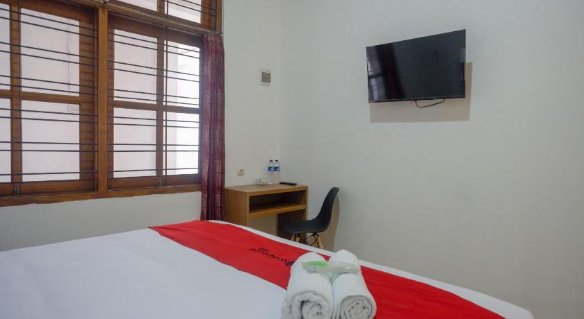 RedDoorz near Kawasan Simpang Lima Area - image 32