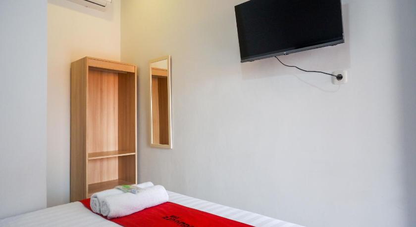 RedDoorz near Kawasan Simpang Lima Area - image 18