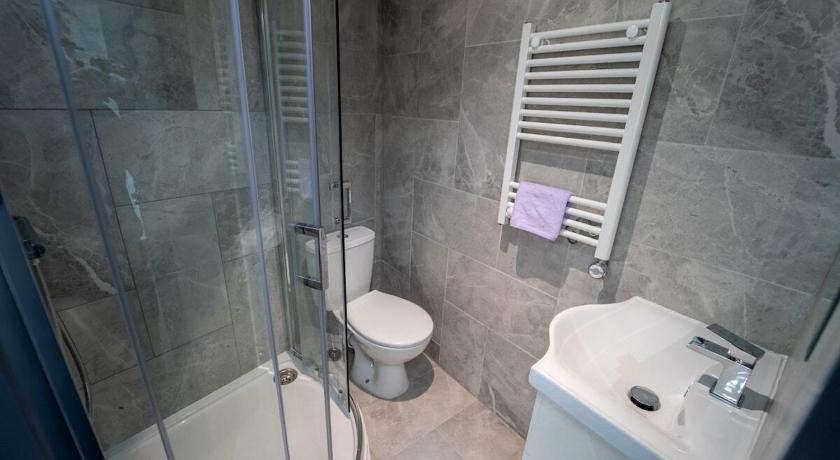 Equipped Studios opposite UOB and walking distance to QE in GuestHouse photo