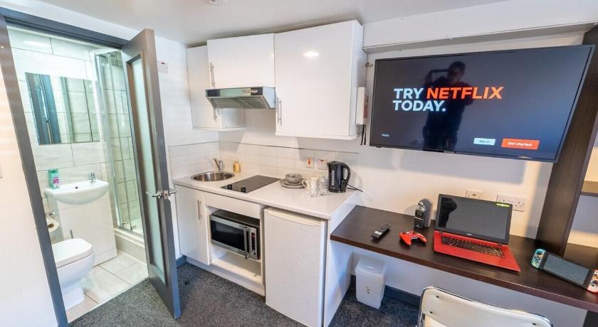 Equipped Studios opposite UOB and walking distance to QE in GuestHouse photo