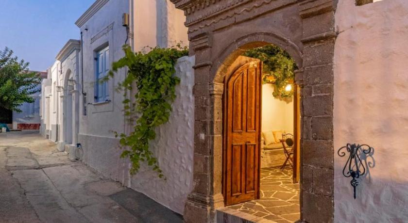 Beautiful historic house - image 9