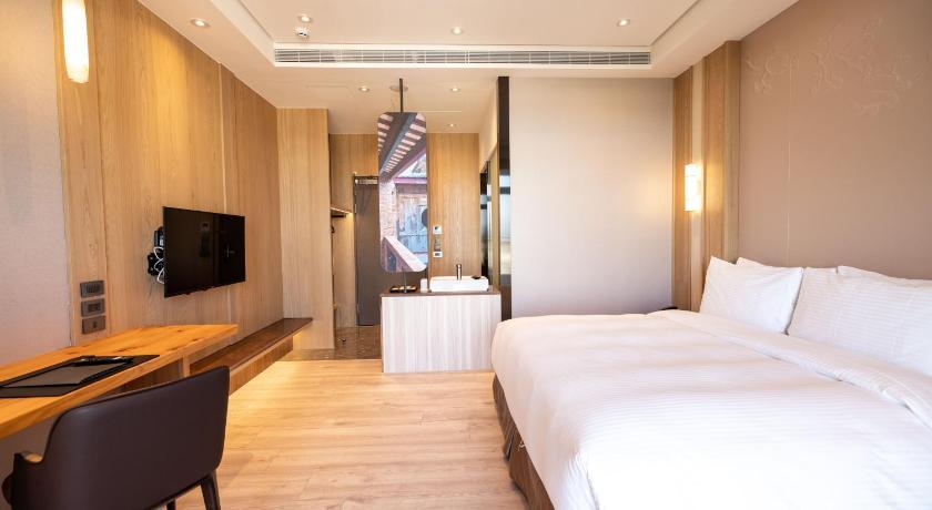 Image of queen room with shower 4