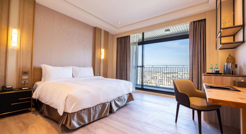 Image of queen room with shower 1