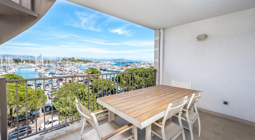 Furnished air-conditioned apartment with panoramic terrace & a parking photo