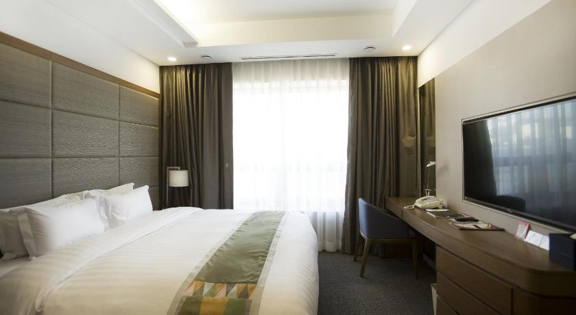 Image of Suite with King Bed 3