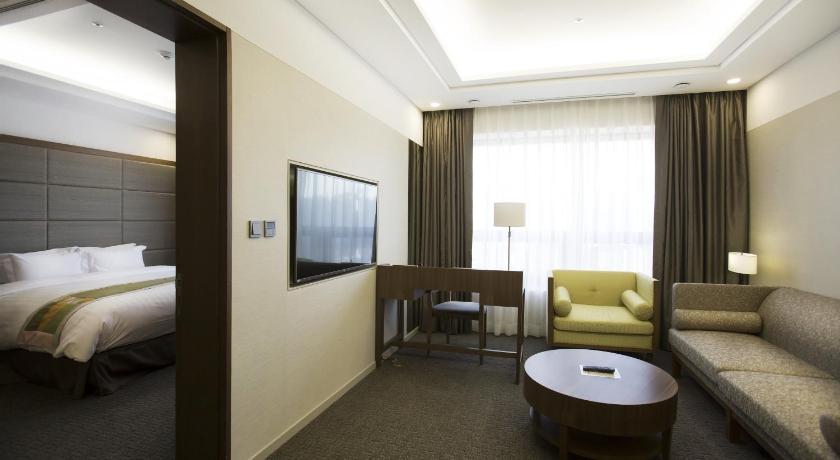 Image of Suite with King Bed 4