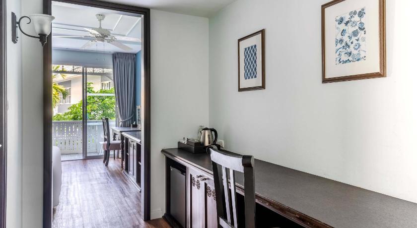 Image of Suite with Bathtub 12