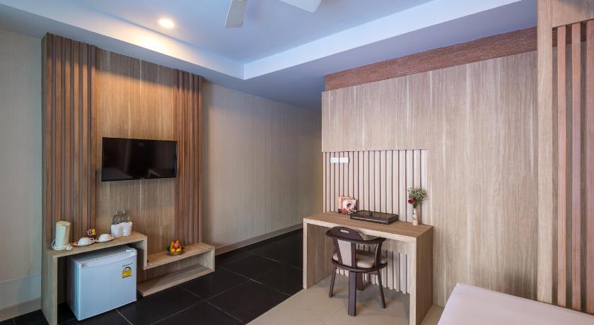Image of Deluxe Pool Access 17