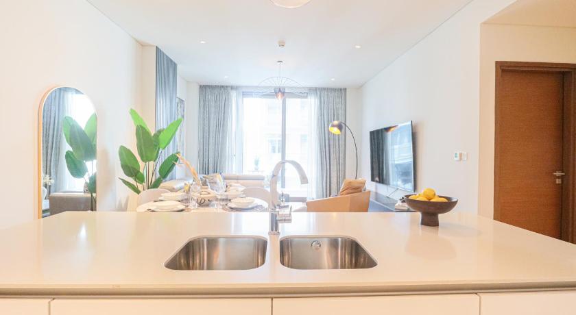 Charming Retreat in CityWalk With Balcony and Pool - image 5