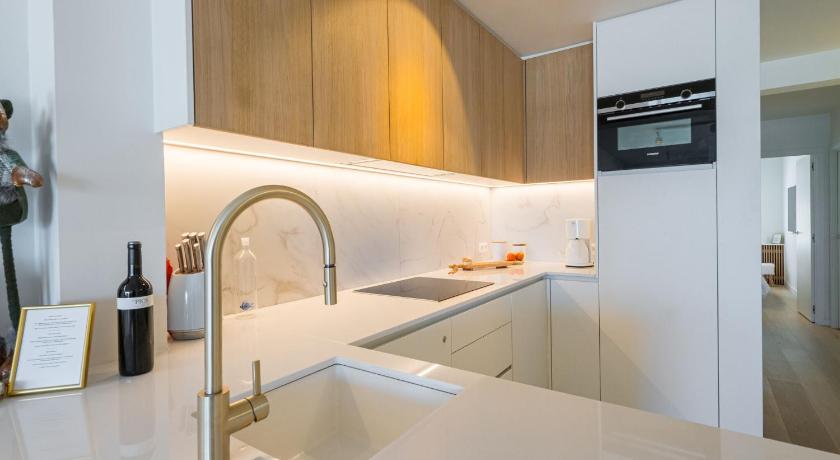 Beautiful apartment with direct sea view - image 5
