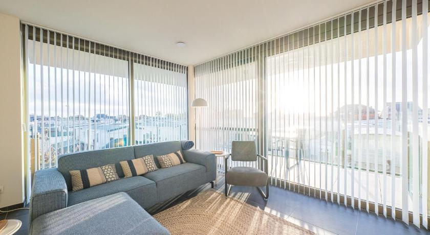 Spacious apartment with sunny terrace - image 2