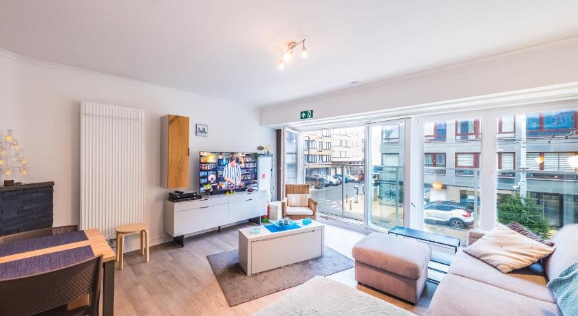 Spacious studio with separate sleeping area - image 2