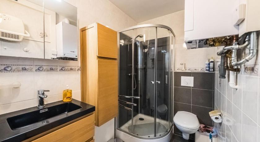 Spacious studio with separate sleeping area - image 24