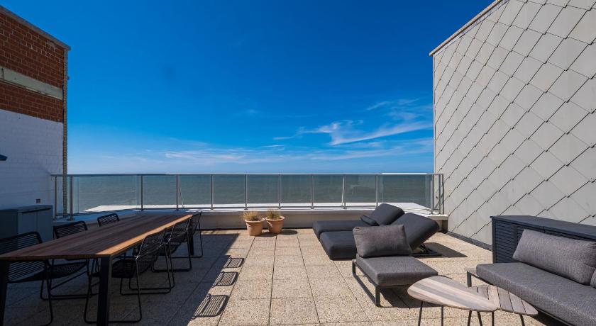 Beautiful penthouse with phenomenal sea view - image 11