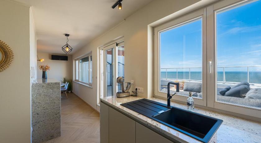 Beautiful penthouse with phenomenal sea view - image 2
