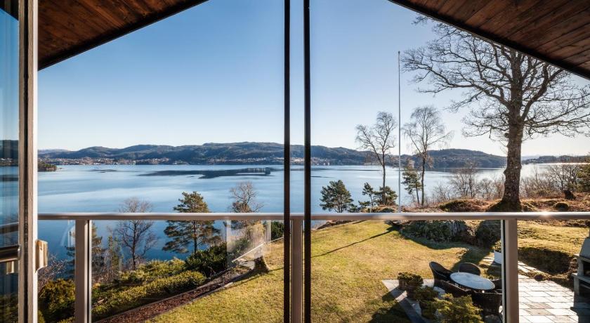 Villa Arboretet - Seaside villa with private pool & infrared sauna in the heart of Arboretet, Bergen