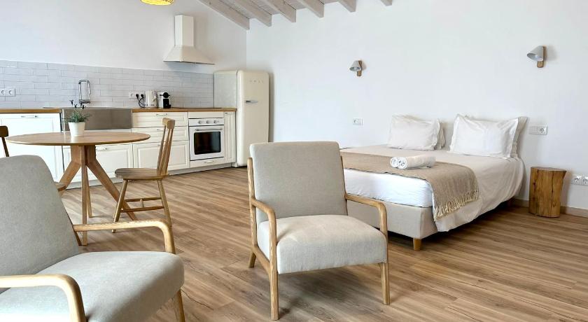 Image of Studio with Balcony 4