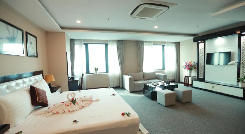 Image of Suite with City View 3