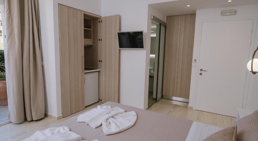 Image of Triple Room with Garden View 8