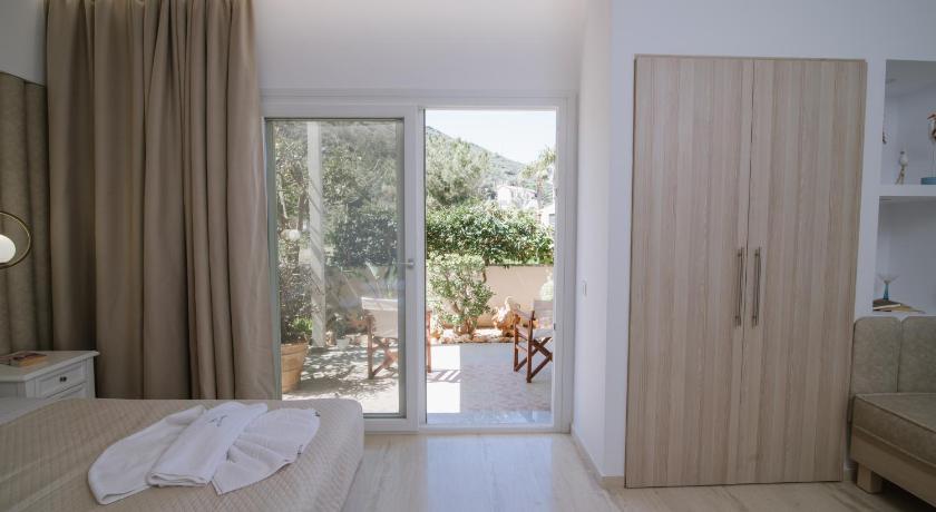 Image of Triple Room with Garden View 6