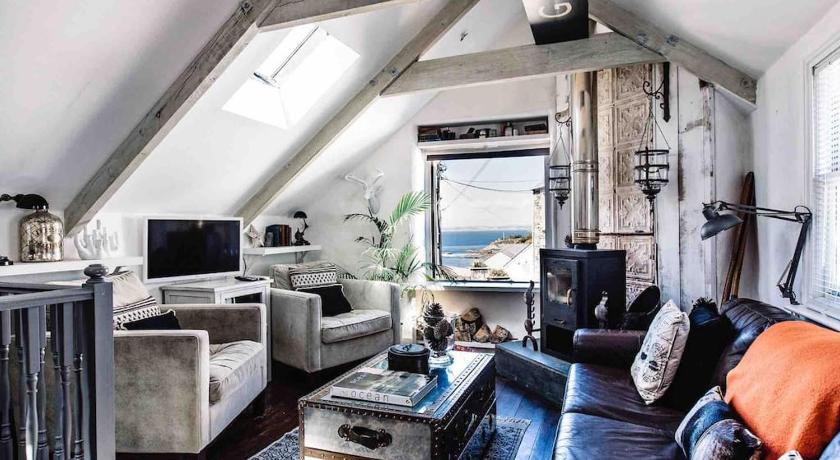 The Old Stores, Luxury beach side selfcatered holiday cottage above the beach