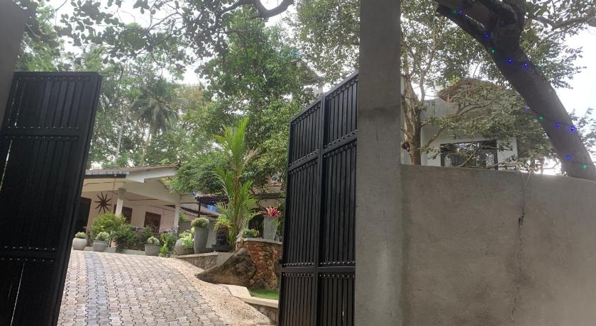 Center Point Villa Unawatuna photo