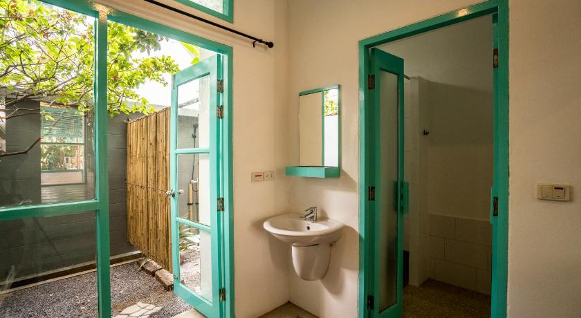 Image of Bed in 6 Bed AC Mixed Dormitory Room with Ensuite Bathroom 5